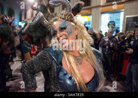 15 février 2015 - Sitges, Barcelone, Espagne - le Carnaval de Sitges, connu comme l'un des plus grands d'Espagne, propose des défilés colorés avec des gens de fête peu habillés, de la musique de rue, des groupes et des fêtards avec des costumes superlunaires. Les deux plus grandes parades du festival comportent toutes deux environ 50 chars et chaque année il y a plus de 3,000 participants. Sitges est situé à environ 30 kilomètres au sud de Barcelone, et le carnaval commence le jeudi gras et continue jusqu'au mercredi des cendres. Les deux plus grandes parades du carnaval sont la Parade de la débauche et la Parade de l'extermination. (Crédit image : © Serg Banque D'Images