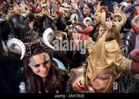 15 février 2015 - Sitges, Barcelone, Espagne - le Carnaval de Sitges, connu comme l'un des plus grands d'Espagne, propose des défilés colorés avec des gens de fête peu habillés, de la musique de rue, des groupes et des fêtards avec des costumes superlunaires. Les deux plus grandes parades du festival comportent toutes deux environ 50 chars et chaque année il y a plus de 3,000 participants. Sitges est situé à environ 30 kilomètres au sud de Barcelone, et le carnaval commence le jeudi gras et continue jusqu'au mercredi des cendres. Les deux plus grandes parades du carnaval sont la Parade de la débauche et la Parade de l'extermination. (Crédit image : © Serg Banque D'Images