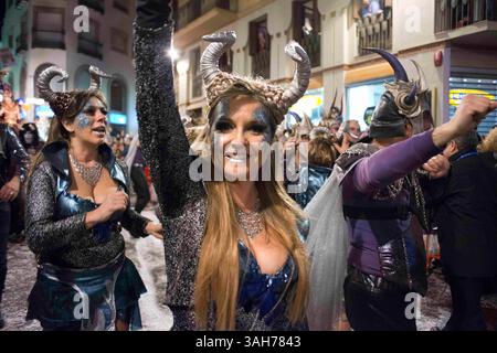 15 février 2015 - Sitges, Barcelone, Espagne - le Carnaval de Sitges, connu comme l'un des plus grands d'Espagne, propose des défilés colorés avec des gens de fête peu habillés, de la musique de rue, des groupes et des fêtards avec des costumes superlunaires. Les deux plus grandes parades du festival comportent toutes deux environ 50 chars et chaque année il y a plus de 3,000 participants. Sitges est situé à environ 30 kilomètres au sud de Barcelone, et le carnaval commence le jeudi gras et continue jusqu'au mercredi des cendres. Les deux plus grandes parades du carnaval sont la Parade de la débauche et la Parade de l'extermination. (Crédit image : © Serg Banque D'Images