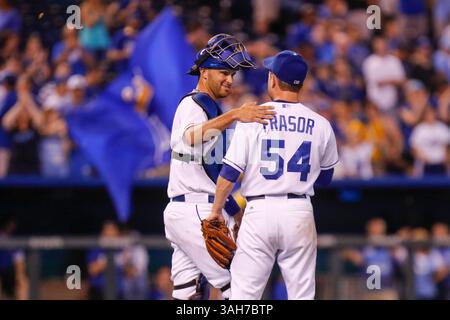 17 juin 2015 : Jason Frasor #54 et Drew Butera #9 des Kansas City Royals célèbrent après le match MLB entre les Milwaukee Brewers et les Kansas City Royals au stade Kauffman de Kansas City MO(crédit image : © Kyle Rivas/Cal Sport Media/ZUMAPRESS.com) Banque D'Images