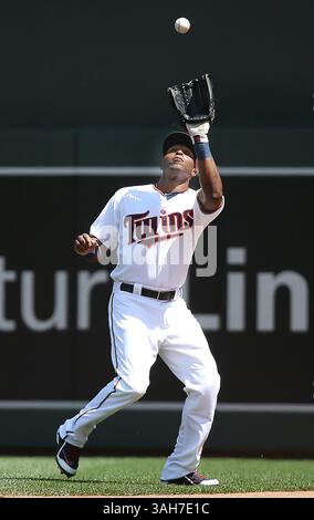 18 juin 2015 - Minneapolis, MN, États-Unis - le rival des Twins du Minnesota, Torii Hunter, fait une prise en neuvième manche contre les nouveaux Louis Cardinals, le jeudi 18 juin 2015, au Target Field de Minneapolis. Les Twins ont gagné, 2-1. (Crédit image : © Elizabeth Flores/TNS/ZUMA Wire) Banque D'Images
