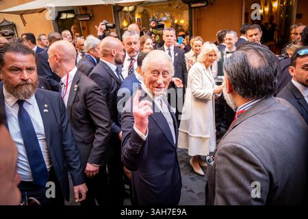 Rome, Italie. 9 avril 2025. Après avoir visité le Parlement italien, LE ROI CHARLES III et LA REINE CAMILLA font une courte promenade pour déguster une glace. Ils saluent et s'arrêtent pour parler aux gens le long du chemin. (Crédit image : © Marco Di Gianvito/ZUMA Press Wire) USAGE ÉDITORIAL SEULEMENT ! Non destiné à UN USAGE commercial ! Banque D'Images