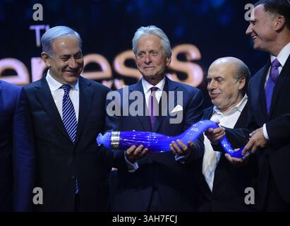 18 juin 2015 - Jérusalem, ISRAËL - L'acteur juif américain Michael Douglas, au centre, reçoit le Prix Genesis des mains du premier ministre israélien Benjamin Netanyahu, à gauche, à Jérusalem, Israël, le 18 juin, 2015. le Prix Genesis rend hommage à des personnes qui ont atteint l'excellence dans leur domaine professionnel et ont inspiré d'autres personnes dans leur engagement et leur dévouement à la communauté juive et à l'État d'Israël. (Crédit image : © Prensa Internacional/ZUMA Wire) Banque D'Images