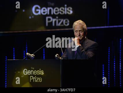 18 juin 2015 - Jérusalem, ISRAËL - L'acteur juif américain Michael Douglas pleure après avoir reçu le prix Genesis des mains du premier ministre israélien Benjamin Netanyahu à Jérusalem, Israël, le jeudi 18 juin 2015. Le Prix Genesis honore les personnes qui ont atteint l’excellence dans leur domaine professionnel et en ont inspiré d’autres dans leur engagement et leur dévouement envers la communauté juive et l’État d’Israël. (Crédit image : © Prensa Internacional/ZUMA Wire) Banque D'Images