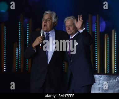 18 juin 2015 - Jérusalem (ISRAËL) - L'acteur juif américain Michael Douglas fait des vagues aux côtés de Jay Leno, parti après avoir reçu le prix Genesis du premier ministre israélien Benjamin Netanyahu à Jérusalem (Israël), le jeudi 18 juin 2015. Le Prix Genesis honore les personnes qui ont atteint l’excellence dans leur domaine professionnel et en ont inspiré d’autres dans leur engagement et leur dévouement envers la communauté juive et l’État d’Israël. (Crédit image : © Prensa Internacional/ZUMA Wire) Banque D'Images