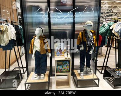 Kiev, Ukraine - 08 avril 2025 : mannequins habillés dans des tenues décontractées colorées dans un cadre élégant de magasin de détail Banque D'Images
