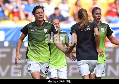 30 mai 2015 : L'attaquante américaine Abby Wambach (à gauche) se réchauffe avant un match amical international entre la République de Corée et les États-Unis au Red Bull Arena à Harrison, New Jersey. La République de Corée et les États-Unis ont joué sur une égalité de 0-0. Rich Barnes/CSM(image crédit : © Rich Barnes/Cal Sport Media/ZUMAPRESS.com) Banque D'Images