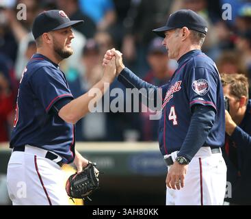 Le 31 mai 2015 - Minneapolis, MN, États-Unis - Glen Perkins, Twins du Minnesota, serre la main au manager Paul Molitor après une victoire de 6-5 contre les Blue Jays de Toronto, le dimanche 31 mai 2015, au Target Field de Minneapolis. (Crédit image : © Jerry Holt/TNS/ZUMA Wire) Banque D'Images