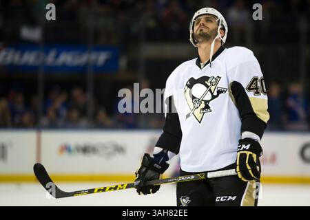 18 avril 2015 : Maxim Lapierre (40 ans), centre des Penguins de Pittsburgh, regarde les chevrons pendant le deuxième match des quarts de finale des éliminatoires de la Coupe Stanley entre les Rangers de New York et les Penguins de Pittsburgh au Madison Square Garden à Manhattan, New York . Crédit obligatoire : Kostas Lymperopoulos/CSM (crédit image : © Kostas Lymperopoulos/Cal Sport Media/ZUMAPRESS.com) Banque D'Images