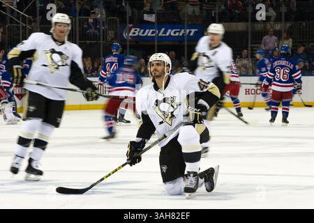 18 avril 2015 : Maxim Lapierre (40), centre des Penguins de Pittsburgh, s'agenouille alors que les joueurs sont en mouvement autour de lui lors du deuxième match des quarts de finale des éliminatoires de la Coupe Stanley entre les Rangers de New York et les Penguins de Pittsburgh au Madison Square Garden à Manhattan, New York . Crédit obligatoire : Kostas Lymperopoulos/CSM (crédit image : © Kostas Lymperopoulos/Cal Sport Media/ZUMAPRESS.com) Banque D'Images