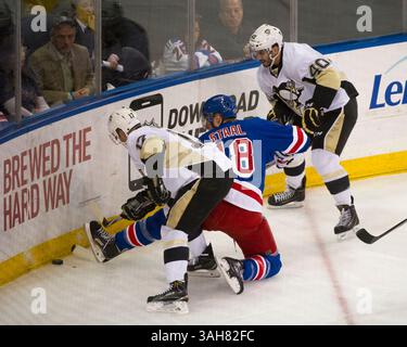18 avril 2015 : le défenseur des Rangers de New York Marc Staal (18 ans) cherche à déplacer la rondelle du centre des Penguins de Pittsburgh Maxim Lapierre (40 ans) et le défenseur des Penguins de Pittsburgh Ben Lovejoy (12 ans) lors du deuxième match des quarts de finale des éliminatoires de la Stanley Cup entre les Rangers de New York et les Penguins de Pittsburgh au Madison Square Garden à Manhattan, New York. Crédit obligatoire : Kostas Lymperopoulos/CSM (crédit image : © Kostas Lymperopoulos/Cal Sport Media/ZUMAPRESS.com) Banque D'Images