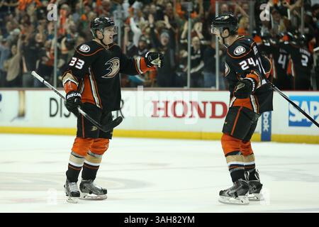 18 avril 2015 : le défenseur Simon Despres #24 des Ducks d'Anaheim et l'aile droite des Ducks d'Anaheim Jakob Silfverberg #33 célèbrent le but de Silfverberg lors du deuxième match entre les jets de Winnipeg et les Ducks d'Anaheim, au Honda Center à Anaheim, CA. (Crédit image : © Peter Joneleit/Cal Sport Media/ZUMAPRESS.com) Banque D'Images