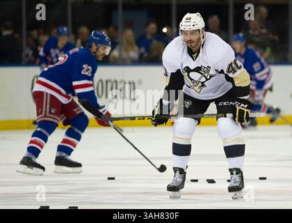 18 avril 2015 : Maxim Lapierre (40), centre des Penguins de Pittsburgh, regarde pendant le deuxième match des quarts de finale des séries éliminatoires de la Coupe Stanley entre les Rangers de New York et les Penguins de Pittsburgh au Madison Square Garden à Manhattan, New York . Crédit obligatoire : Kostas Lymperopoulos/CSM (crédit image : © Kostas Lymperopoulos/Cal Sport Media/ZUMAPRESS.com) Banque D'Images