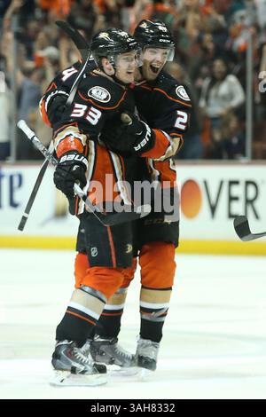 18 avril 2015 : le défenseur des Ducks d'Anaheim Simon Despres #24 célèbre avec l'aile droite des Ducks d'Anaheim Jakob Silfverberg #33 après que Silfverberg a marqué le but de la victoire avec moins d'une minute de régulation. (Crédit image : © Peter Joneleit/Cal Sport Media/ZUMAPRESS.com) Banque D'Images