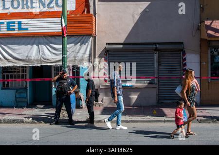 Les enquêteurs légistes travaillent sur les lieux du crime au Mexique, documentant les preuves et sécurisant les zones dans le cadre des enquêtes criminelles officielles. Banque D'Images