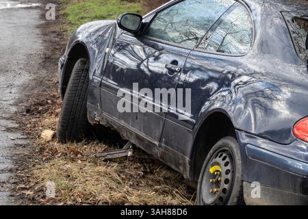 PETRVALD, TCHÉQUIE - 26 JANVIER 2024 : épave de Mercedes-Benz CLK Coupe W208 avec aile endommagée, vue de l'arrière gauche Banque D'Images
