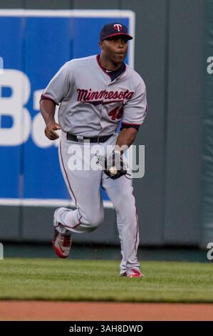 21 avril 2015 : le Torii Hunter #48 des Twins du Minnesota fait un coup de champ extérieur dans la première manche du match MLB entre les Tigers de Detroit et les Royals de Kansas City au stade Kauffman de Kansas City MO(crédit image : © Kyle Rivas/Cal Sport Media/ZUMAPRESS.com) Banque D'Images