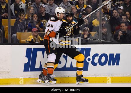 26 mars 2015 - Boston, Massachusetts, États-Unis - Simon Despres (24 ans), défenseur des Ducks d'Anaheim, et Zdeno Chara (33 ans), défenseur des Bruins de Boston, se battent aux conseils d'administration lors de la première période du match de la LNH entre les Ducks d'Anaheim et les Bruins de Boston, au TD Garden de Boston, Massachusetts. Eric Canha/CSM(image crédit : © Eric Canha/Cal Sport Media/ZUMAPRESS.com) Banque D'Images