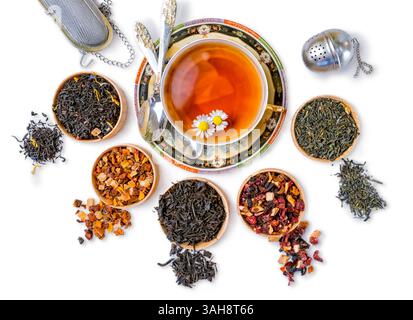 différents types de thé sur fond blanc. une sorte de thé délicieux, thé aux fruits. vue de dessus. place pour le texte, isolé sur blanc Banque D'Images