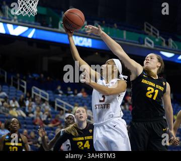 27 mars 2015 : la garde Seminole de l'État de Floride Emiah Bingley (3) passe devant l'attaquante des Sun Devils de l'État de l'Arizona Sophie Brunner (21) lors de la NCAA Woman's Sweet 16 au Greensboro Coliseum à Greensboro, Caroline du Nord. PJ Ward-Brown/CSM(crédit image : © PJ Ward-Brown/Cal Sport Media/ZUMAPRESS.com) Banque D'Images