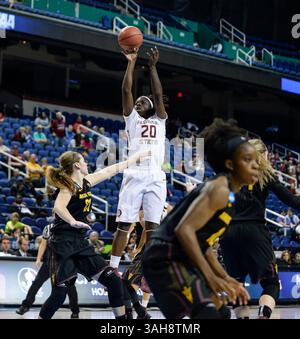 27 mars 2015 : Shakayla Thomas, attaquante des Seminoles de Floride (20 ans), tire la balle sur Sophie Brunner (21 ans), attaquante des Sun Devils de l'Arizona, lors de la seconde moitié d'une NCAA Woman's Sweet 16 au Greensboro Coliseum de Greensboro, Caroline du Nord. PJ Ward-Brown/CSM(crédit image : © PJ Ward-Brown/Cal Sport Media/ZUMAPRESS.com) Banque D'Images