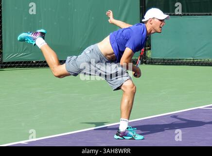 27 mars 2015 - Key Biscayne, Floride, États-Unis - KEY BISCAYNE, FL-Mar 27 : Dominic Thiem d'Autriche sert contre Feliciano Lopez (non représenté sur la photo) lors de la deuxième ronde de simples masculins pendant la cinquième journée de l'Open de Miami au Crandon Park Tennis Center. Thiem a gagné 7-6, 4-6, 6-3. (Crédit image : © Debby Wong/ZUMA Wire) Banque D'Images