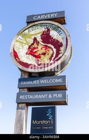 Panneau de pub pour le carvery Red Squirrel, le restaurant et la maison publique, faisant partie de l'organisation commerciale Martston's Inns, Banque D'Images
