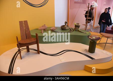 Milan, Italie. 9 avril 2025. Fuorisalone est le nom donné à une série d'événements distribués dans toute la ville de Milan pendant les jours du Salone del Mobile, la foire internationale du mobilier qui a lieu, chaque année en avril, dans les pavillons de Rho Fiera Milano. Ensemble, Salone et Fuorisalone forment la Milano Design week, l'événement le plus important dans le monde pour les professionnels du design et enthusiasts.in les gens de l'image visitent une installation à l'intérieur de l'Université de Milan (crédit image : © Ervin Shulku/ZUMA Press Wire) USAGE ÉDITORIAL SEULEMENT ! Non destiné à UN USAGE commercial ! Banque D'Images