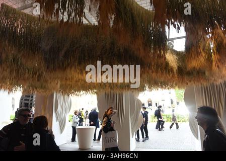 Milan, Italie. 9 avril 2025. Fuorisalone est le nom donné à une série d'événements distribués dans toute la ville de Milan pendant les jours du Salone del Mobile, la foire internationale du mobilier qui a lieu, chaque année en avril, dans les pavillons de Rho Fiera Milano. Ensemble, Salone et Fuorisalone forment la Milano Design week, l'événement le plus important dans le monde pour les professionnels du design et enthusiasts.in les gens de l'image visitent une installation à l'intérieur de l'Université de Milan (crédit image : © Ervin Shulku/ZUMA Press Wire) USAGE ÉDITORIAL SEULEMENT ! Non destiné à UN USAGE commercial ! Banque D'Images