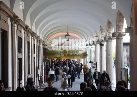 Milan, Italie. 9 avril 2025. Fuorisalone est le nom donné à une série d'événements distribués dans toute la ville de Milan pendant les jours du Salone del Mobile, la foire internationale du mobilier qui a lieu, chaque année en avril, dans les pavillons de Rho Fiera Milano. Ensemble, Salone et Fuorisalone forment la Milano Design week, l’événement le plus important au monde pour les professionnels et les passionnés du design. Vue générale une installation à l'intérieur de l'Université de Milan (crédit image : © Ervin Shulku/ZUMA Press Wire) USAGE ÉDITORIAL SEULEMENT ! Non destiné à UN USAGE commercial ! Banque D'Images