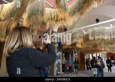 Milan, Italie. 9 avril 2025. Fuorisalone est le nom donné à une série d'événements distribués dans toute la ville de Milan pendant les jours du Salone del Mobile, la foire internationale du mobilier qui a lieu, chaque année en avril, dans les pavillons de Rho Fiera Milano. Ensemble, Salone et Fuorisalone forment la Milano Design week, l'événement le plus important au monde pour les professionnels du design et enthusiasts.in le visiteur photo prend une photo d'une installation à l'intérieur de l'Université de Milan. (Crédit image : © Ervin Shulku/ZUMA Press Wire) USAGE ÉDITORIAL SEULEMENT ! Non destiné à UN USAGE commercial ! Banque D'Images