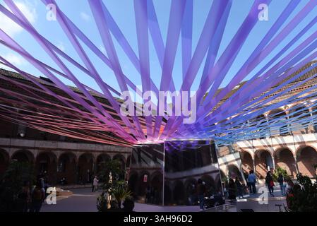 Milan, Italie. 9 avril 2025. Fuorisalone est le nom donné à une série d'événements distribués dans toute la ville de Milan pendant les jours du Salone del Mobile, la foire internationale du mobilier qui a lieu, chaque année en avril, dans les pavillons de Rho Fiera Milano. Ensemble, Salone et Fuorisalone forment la Milano Design week, l'événement le plus important dans le monde pour les professionnels du design et enthusiasts.in les gens de l'image visitent une installation à l'intérieur de l'Université de Milan (crédit image : © Ervin Shulku/ZUMA Press Wire) USAGE ÉDITORIAL SEULEMENT ! Non destiné à UN USAGE commercial ! Banque D'Images