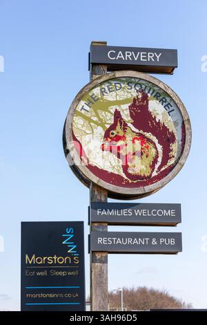 Panneau de pub pour le carvery Red Squirrel, le restaurant et la maison publique, faisant partie de l'organisation commerciale Martston's Inns, Banque D'Images