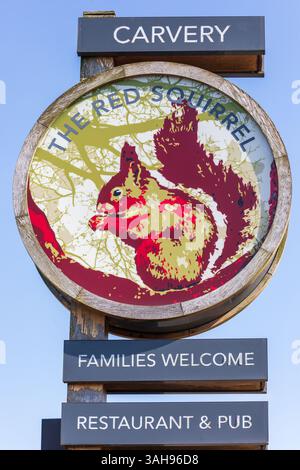 Panneau de pub pour le carvery Red Squirrel, le restaurant et la maison publique, faisant partie de l'organisation commerciale Martston's Inns, Banque D'Images