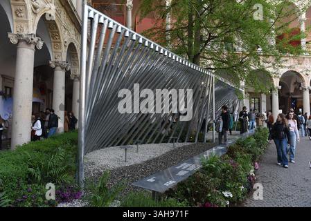 Milan, Italie. 9 avril 2025. Fuorisalone est le nom donné à une série d'événements distribués dans toute la ville de Milan pendant les jours du Salone del Mobile, la foire internationale du mobilier qui a lieu, chaque année en avril, dans les pavillons de Rho Fiera Milano. Ensemble, Salone et Fuorisalone forment la Milano Design week, l'événement le plus important dans le monde pour les professionnels du design et enthusiasts.in les gens de l'image visitent une installation à l'intérieur de l'Université de Milan (crédit image : © Ervin Shulku/ZUMA Press Wire) USAGE ÉDITORIAL SEULEMENT ! Non destiné à UN USAGE commercial ! Banque D'Images