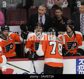 7 avril 2015 - Philadelphie, PA, États-Unis - Craig Burube, entraîneur-chef des Flyers de Philadelphie, appelle un timeout lors de la première période contre les Islanders de New York au Wells Fargo Center à Philadelphie le mardi 7 avril 2015. (Crédit image : © Steven M. Falk/TNS/ZUMA Wire) Banque D'Images