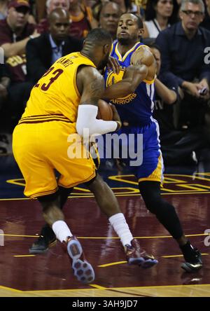 11 juin 2015 - Cleveland, OH, États-Unis - LeBron James, à gauche, des cavaliers de Cleveland, protège le ballon d'Andre Iguodala des guerriers de Golden State alors qu'il se dirige vers le panier pendant le premier quart-temps du match 4 de la finale de la NBA à Quicken Loans Arena à Cleveland le jeudi 11 juin 2015. (Crédit image : © Ed Suba Jr/TNS/ZUMA Wire) Banque D'Images