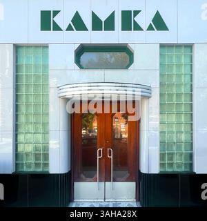 Streamline façade moderne avec blocs de verre géométriques et typographie audacieuse au-dessus des doubles portes à Chicago. Élégance Art déco intemporelle. Banque D'Images