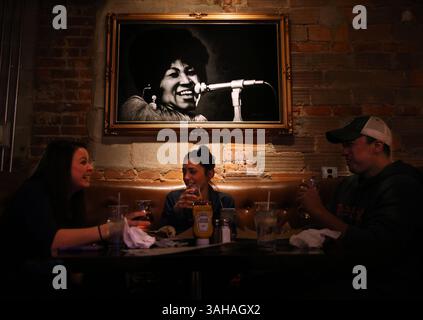 27 janvier 2015 - Detroit, mi, États-Unis - les convives apprécient la nourriture, les boissons et l'atmosphère à l'intérieur du HopCat, un nouveau bar dans le quartier Midtown de Detroit, le 27 janvier 2015. (Crédit image : © Terrence Antonio James/TNS/ZUMA Wire) Banque D'Images