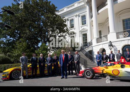 Washington, États-Unis. 09 mars 2025. Le président des États-Unis Donald J Trump participe à une séance photo avec des champions de course à la Maison Blanche à Washington, DC, le 9 avril 2025 crédit : Chris Kleponis/Pool via CNP crédit : Abaca Press/Alamy Live News Banque D'Images