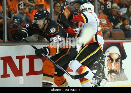 30 avril 2015 : le défenseur des Ducks d'Anaheim Simon Despres #24 et l'aile gauche des Flames de Calgary Jiri Hudler #24 entrent en collision sur les planches dans le match un entre les Flames de Calgary et les Ducks d'Anaheim, Honda Center à Anaheim, CA. Deuxième ronde des éliminatoires de la Conférence de l'Ouest. (Crédit image : © Peter Joneleit/Cal Sport Media/ZUMAPRESS.com) Banque D'Images