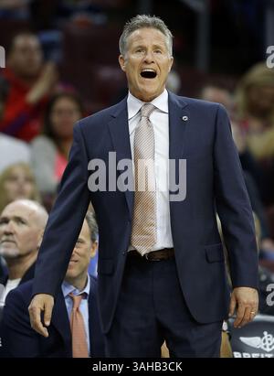 15 avril 2015 - Philadelphie, PA, États-Unis - Brett Brown, entraîneur-chef des 76ers de Philadelphie, sur la touche contre le Heat de Miami lors du premier quart-temps au Wells Fargo Center à Philadelphie le mercredi 15 avril 2015. (Crédit image : © Yong Kim/TNS/ZUMA Wire) Banque D'Images
