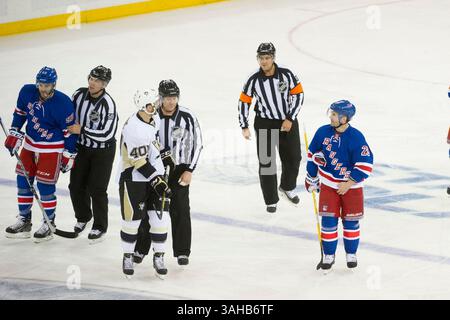 16 avril 2015 : Maxim Lapierre (40), centre des Penguins de Pittsburgh, tente de s'opposer aux Rangers de New York alors que Martin, aile droite des Rangers de New York, crée Louis (26) et Keith Yandle (93), défenseur des Rangers de New York, patinent pendant le premier match des éliminatoires de la Coupe Stanley entre les Rangers de New York et les Penguins de Pittsburgh au Madison Square Garden à Manhattan, New York. Les Rangers de New York battent les Penguins de Pittsburgh 2-1. Crédit obligatoire : Kostas Lymperopoulos/CSM (crédit image : © Kostas Lymperopoulos/Cal Sport Media/ZUMAPRESS.com) Banque D'Images