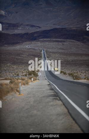 Route dans la région de Death Valley, Californie Banque D'Images