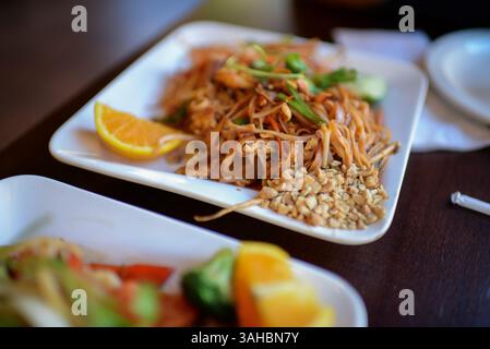 Plat de nouilles thaïlandaises dans le restaurant Banque D'Images