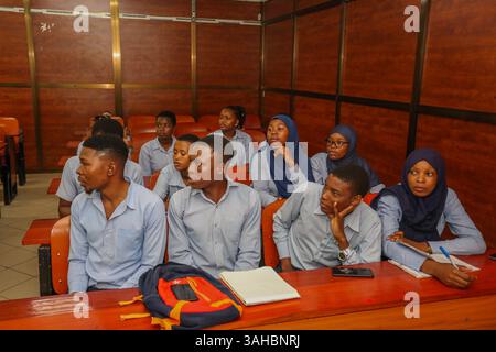 Dar es Salaam, Tanzanie. 8 avril 2025. Des étudiants tanzaniens suivent un cours de chinois au Collège national du tourisme à Dar es Salaam, Tanzanie, le 8 avril 2025. Avec un afflux croissant de touristes chinois, le collège de tourisme public de Tanzanie a lancé des cours de chinois en collaboration avec l'Institut Confucius de l'Université de Dar es Salaam pour former les futurs professionnels de l'industrie. Sur les 531 étudiants actuellement inscrits, 215 ont choisi d'étudier le chinois. Crédit : Emmanuel Herman/Xinhua/Alamy Live News Banque D'Images