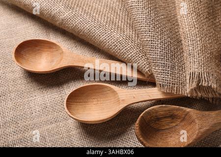 Cuillères en bois sur tissu de toile de jute, gros plan Banque D'Images