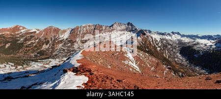Deux des chaînes Elk Ranges plus connues 14ers, Maroon Peak (14,163') et North Maroon Peak (14,022') entourées par la belle chaîne Elk Ranges 13ers. Banque D'Images
