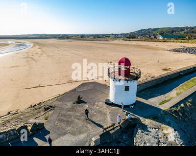 Le phare de Burry Port se dresse sur le brise-lames à l'entrée du port de Burryport dans le Carmarthenshire au sud du pays de Galles. Vu contre un ciel bleu. Banque D'Images