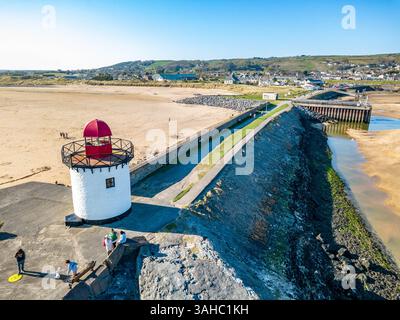 Le phare de Burry Port se dresse sur le brise-lames à l'entrée du port de Burryport dans le Carmarthenshire au sud du pays de Galles. Vu contre un ciel bleu. Banque D'Images